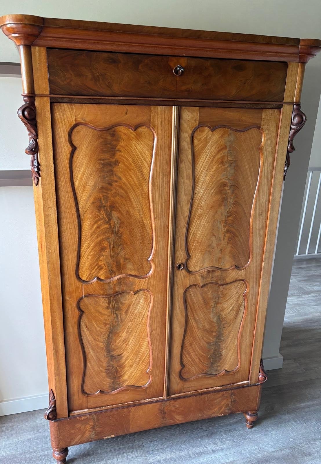 Biedermeier meidenkast  mahoniehout, rijk versierd, Antiek en Kunst, Antiek | Meubels | Kasten, Ophalen