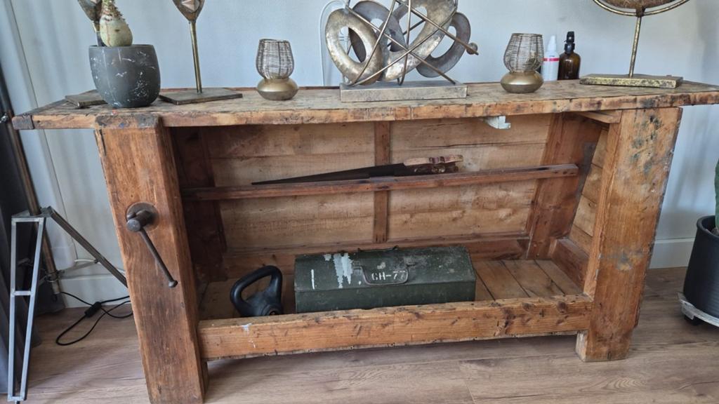 Robuuste houten werkbank met bankschroef, Doe-het-zelf en Verbouw, Werkbanken, Ophalen of Verzenden