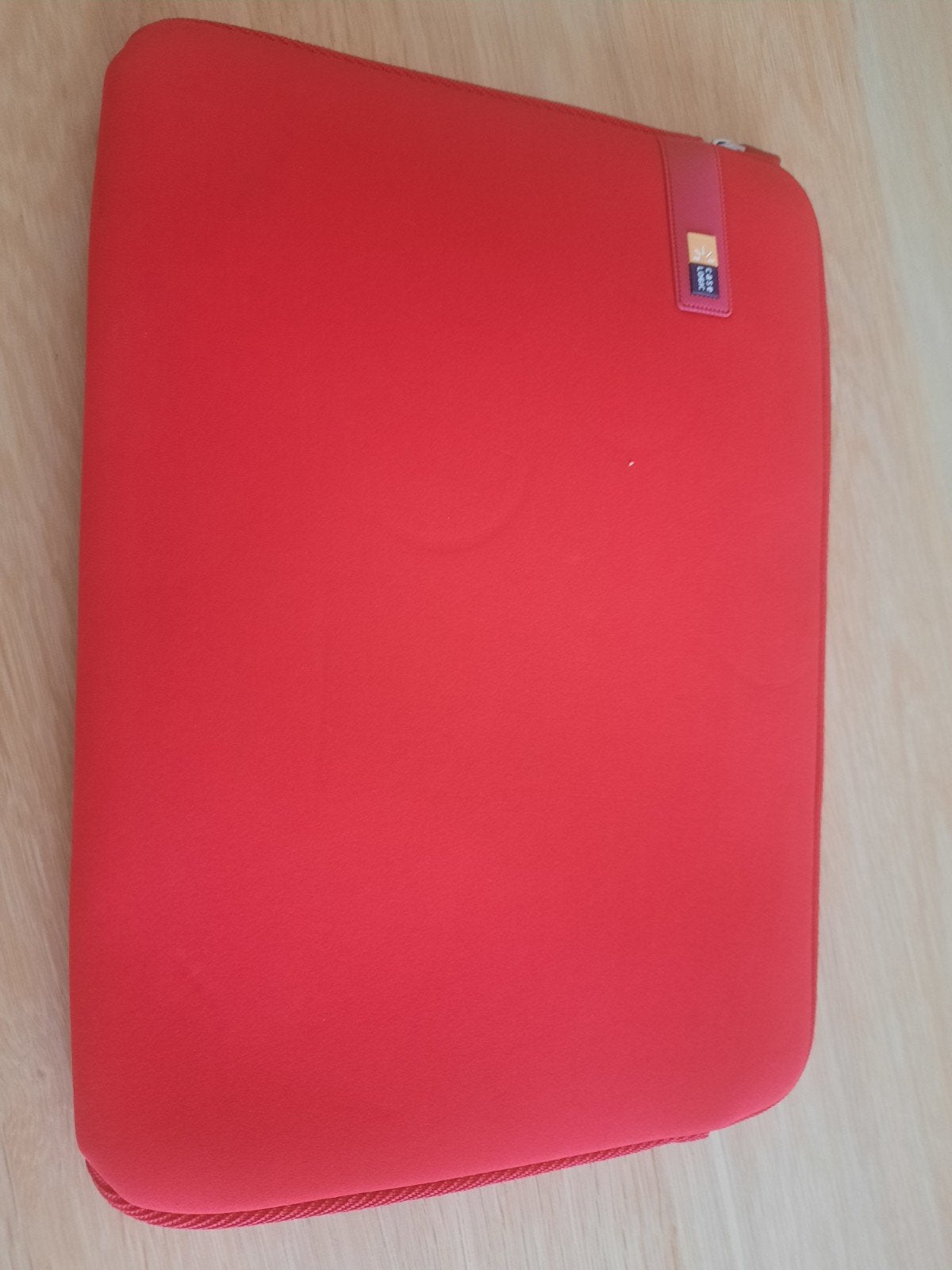 Rode laptophoes van Case Logic € 7,50, Computers en Software, Laptophoezen, Ophalen of Verzenden, 14 inch, Zo goed als nieuw, Case Logic