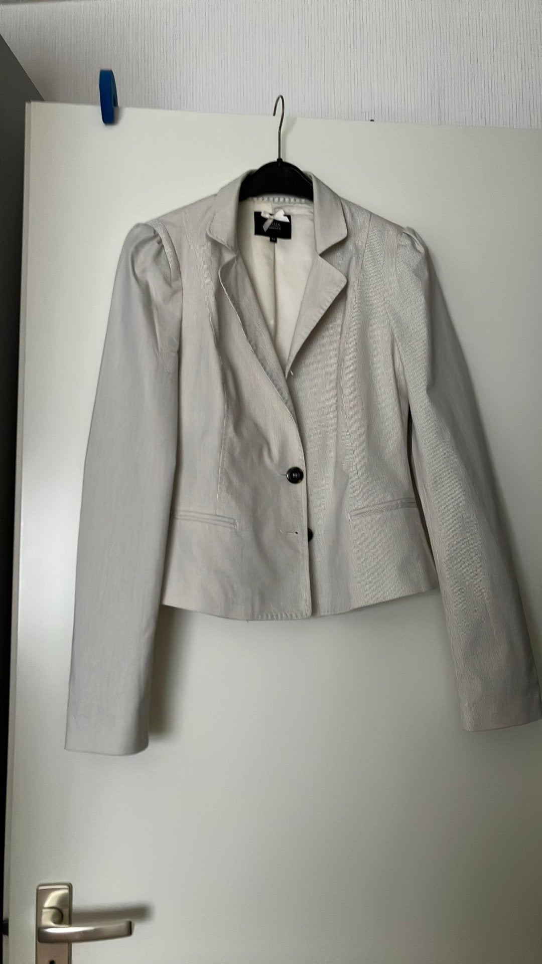 Korte blazer beige met heel dun streepje maat 40, Maat 38/40 (M), Beige, Ophalen of Verzenden, Zo goed als nieuw