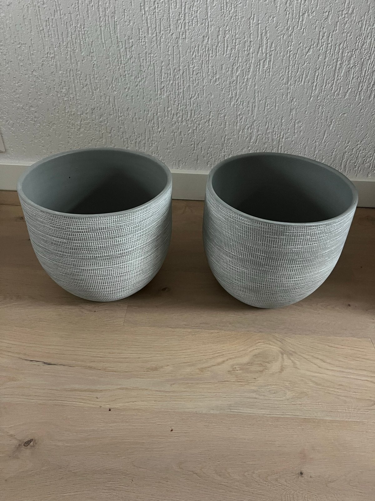 Set van 2 grijze bloempotten met subtiel motief, Rond, Binnen, Zo goed als nieuw, Minder dan 40 cm