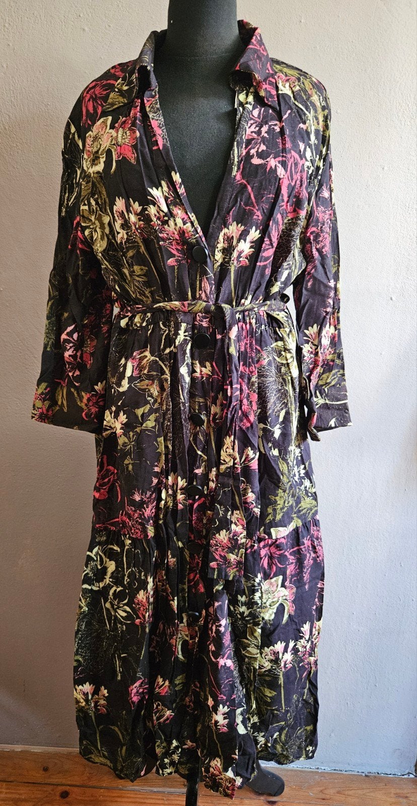 Zwarte bloemenprint maxi jurk met ceintuur mt. M, Maat 38/40 (M), Ophalen of Verzenden, Zo goed als nieuw, Onder de knie