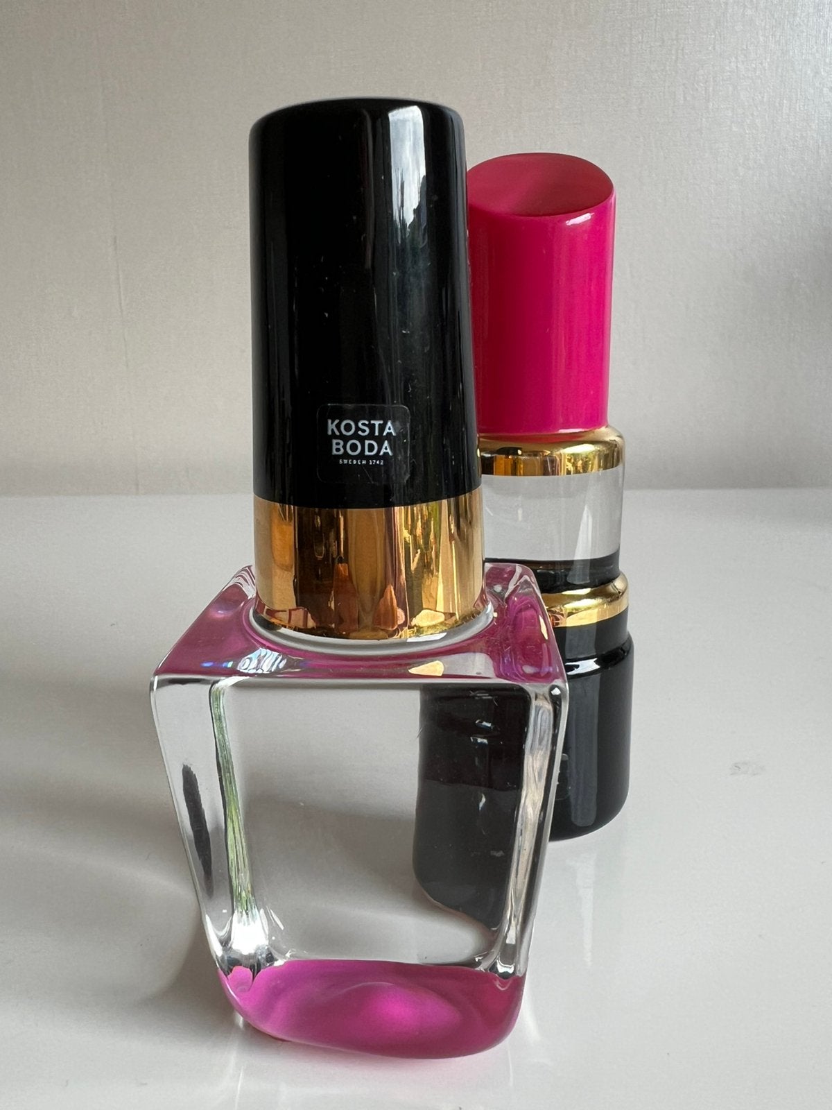 Kosta Boda ‘Make Up’ Nailpolish Lipstick Fuchsia Jungnelius, Antiek en Kunst, Ophalen of Verzenden, Object, Glas