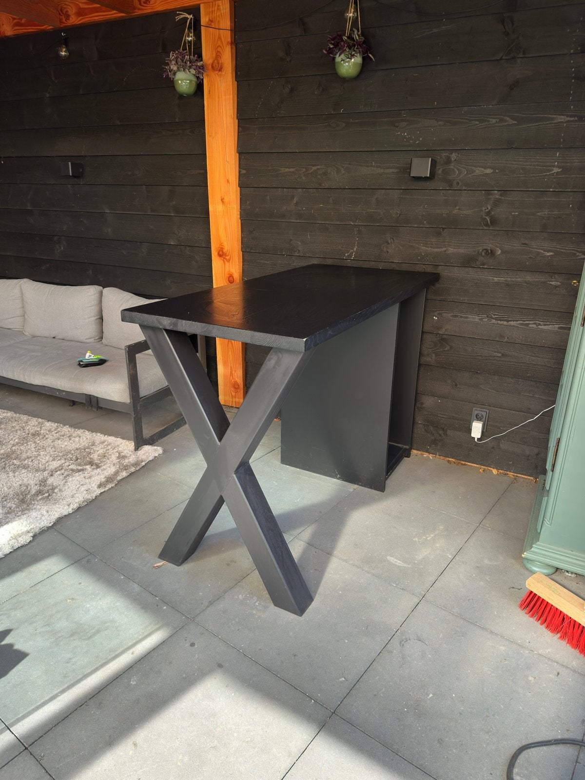 Robust houten bartafel met kast (evt. voor wijnklimaatkast), Huis en Inrichting, Tafelonderdelen, Ophalen, 100 tot 150 cm, 50 tot 100 cm