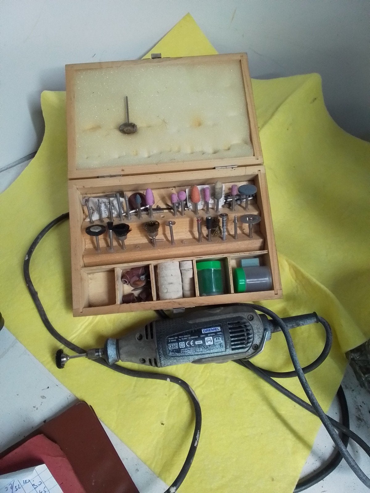 15463) DREMEL , MET DIV TOEBEHOREN IN HOUTEN KIST, Ophalen of Verzenden, Minder dan 700 watt, Werkbankslijpmachine
