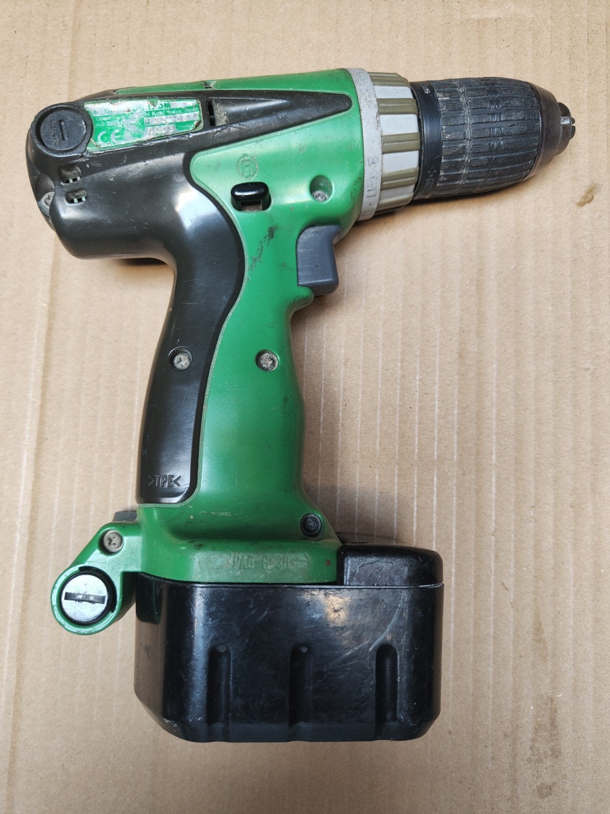 Hitachi Schroeftol met 2x 12V Accu Lader UC12SD, Doe-het-zelf en Verbouw, Gereedschap | Boormachines, Gebruikt, Variabele snelheid