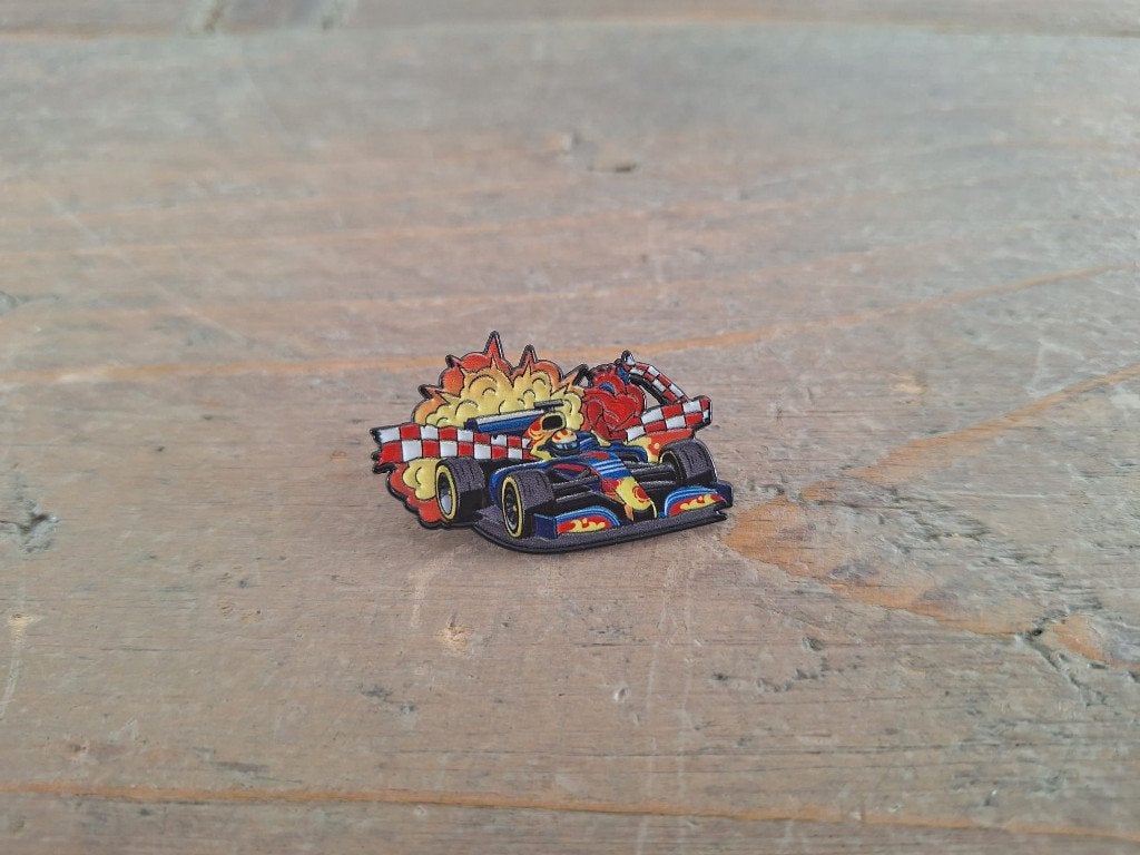 1 mooie pin van een blauwe F1 raceauto te koop, Verzamelen, Speldjes, Pins en Buttons, Ophalen of Verzenden, Nieuw, Sport, Speldje of Pin