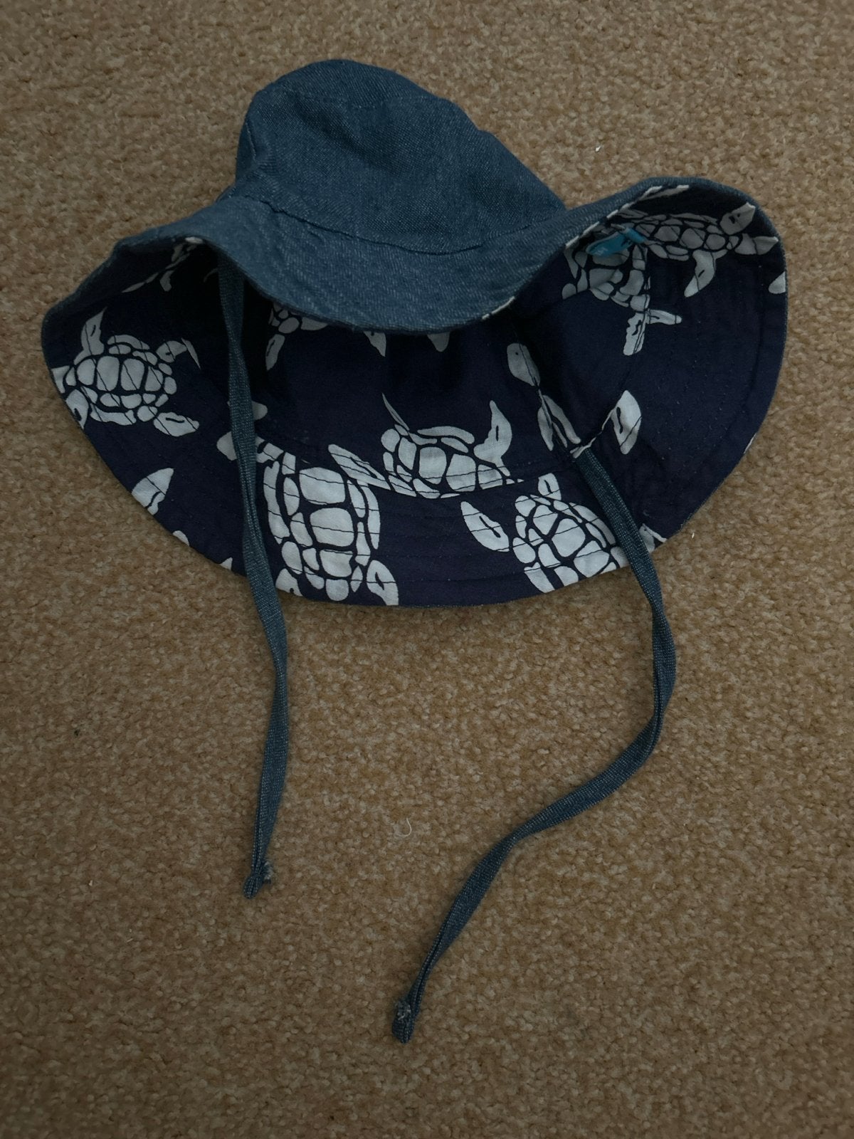 Baby hoedje HEMA 45 cm met schildpadjes, Ophalen of Verzenden, Gebruikt, Jongetje of Meisje, Muts