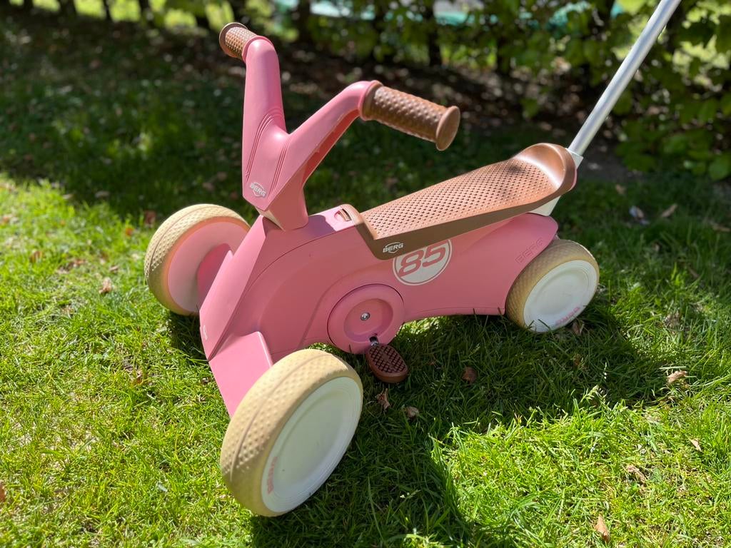 BERG GO² Loopauto/fiets - Uitklapbare pedalen - Roze, Ophalen, Zo goed als nieuw, Loopfiets