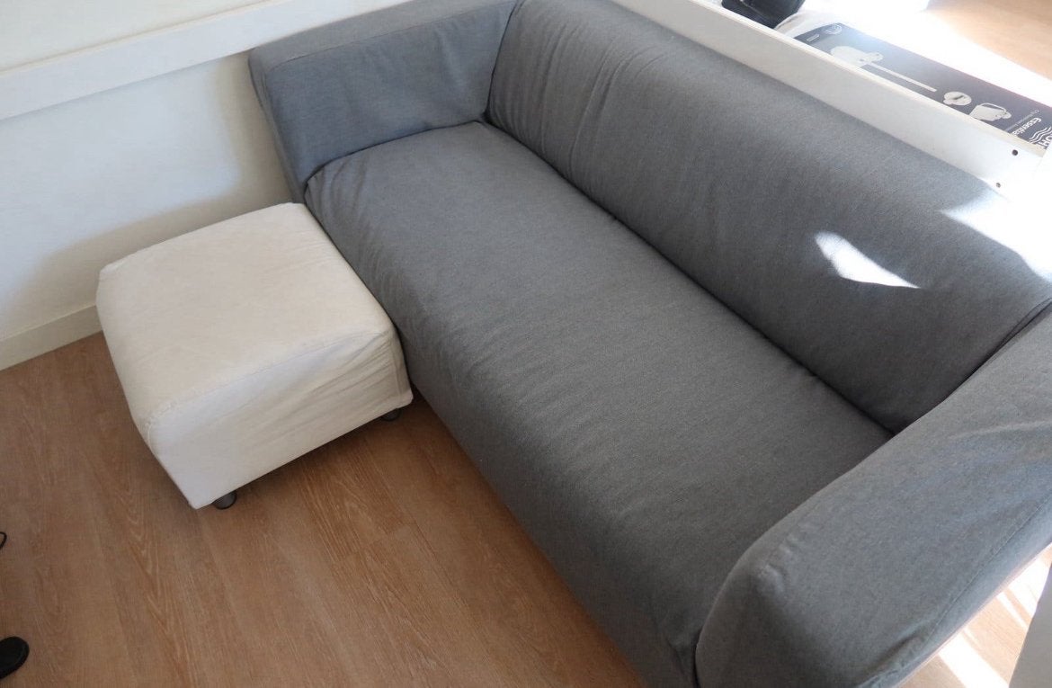 IKEA KLIPPAN bank grijs + poef wit, Huis en Inrichting, Ophalen, Gebruikt, 150 tot 200 cm, Tweepersoons
