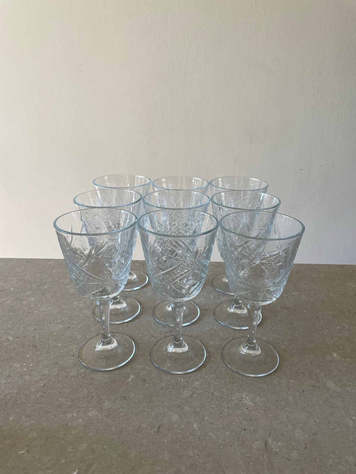 Set van 9 wijnglazen met geslepen decor, Ophalen