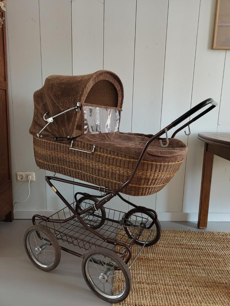 Vintage kinderwagen bruin riet met bloemmotief, Kinderen en Baby's, Kinderwagens en Combinaties, Ophalen, Gebruikt, Kinderwagen