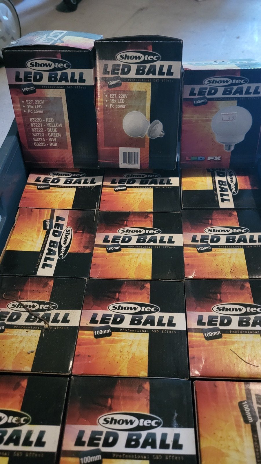 15x Showtec LED Ball 100mm E27 220V 19x LED PC cover, Muziek en Instrumenten, Ophalen, Nieuw