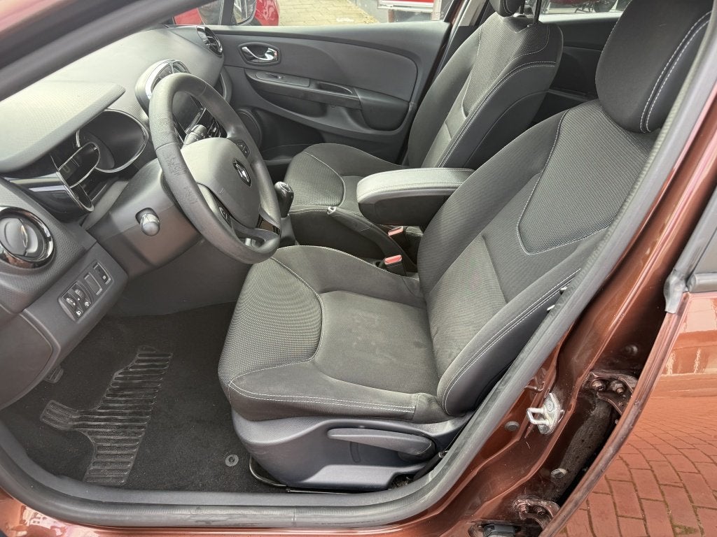 Foto 20 van Renault Clio Estate 0.9 TCe Authentique airco navi trekhaak