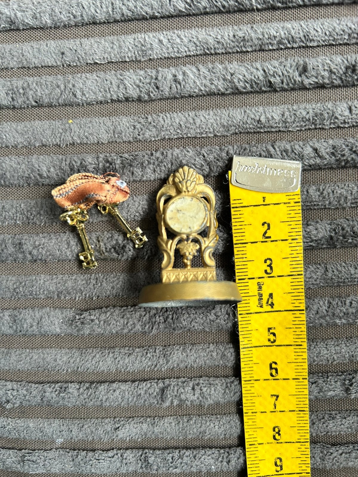 Klein letterbak of poppenhuis staand klokje met sleutel, Ophalen of Verzenden