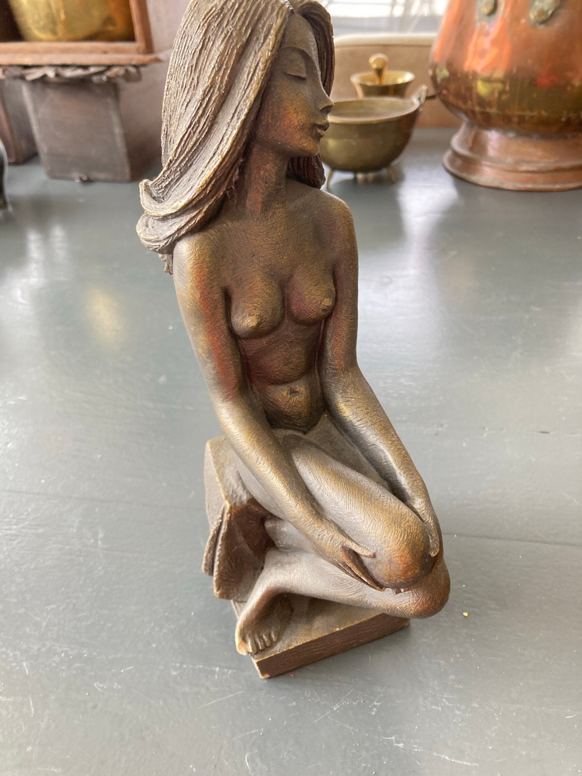 Bronzen beeld van zittende vrouw - Elegant en tijdloos, Minder dan 20 cm, Ophalen of Verzenden, Beeld, Bruin