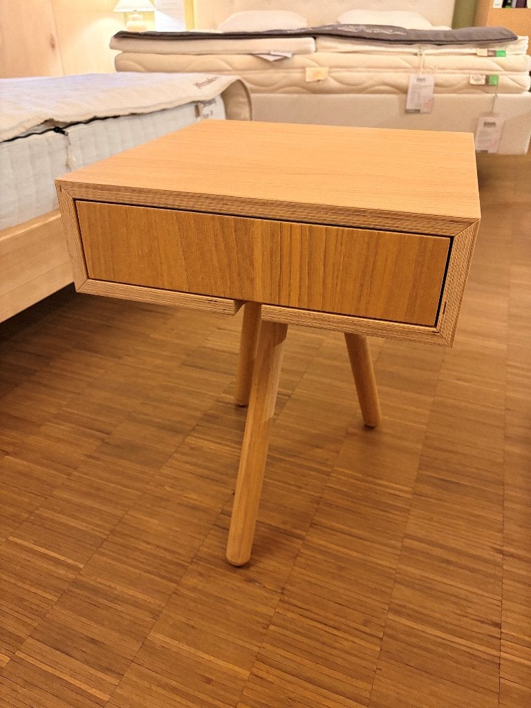 Showroommodel Loof nachtkastje Tripod eiken met lade, Ophalen, Minder dan 45 cm, Zo goed als nieuw, Mariniersweg 1