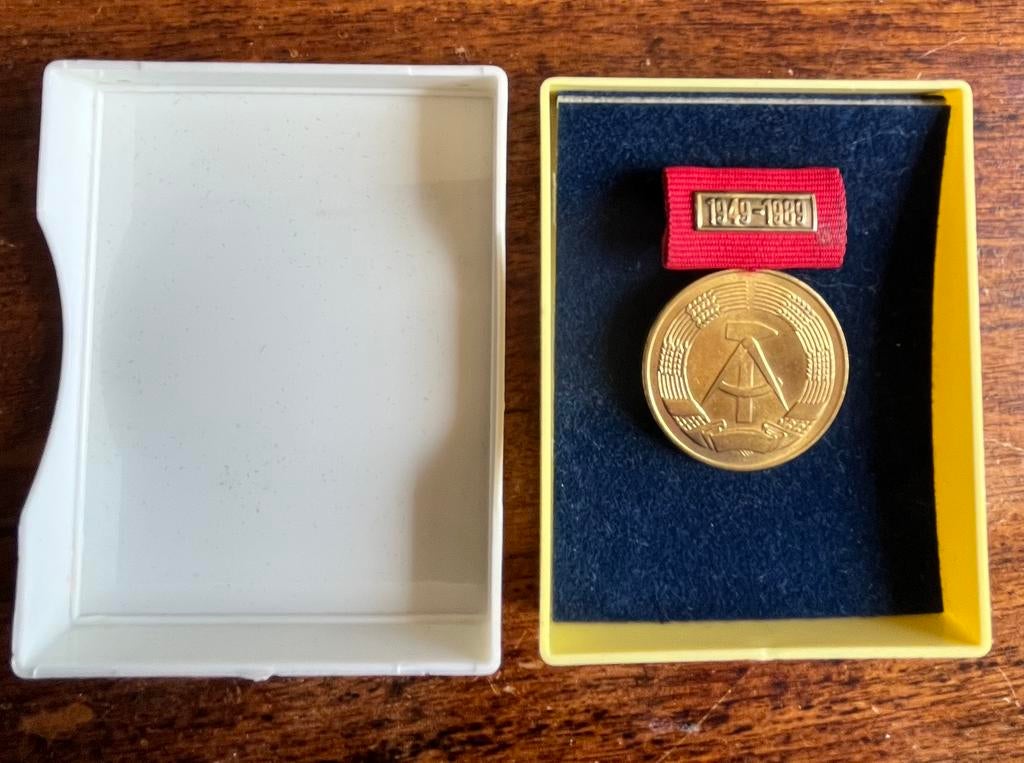 DDR Verdienstmedaille in doosje 1949 - 1989, Verzenden, Landmacht, Duitsland, Lintje, Medaille of Wings
