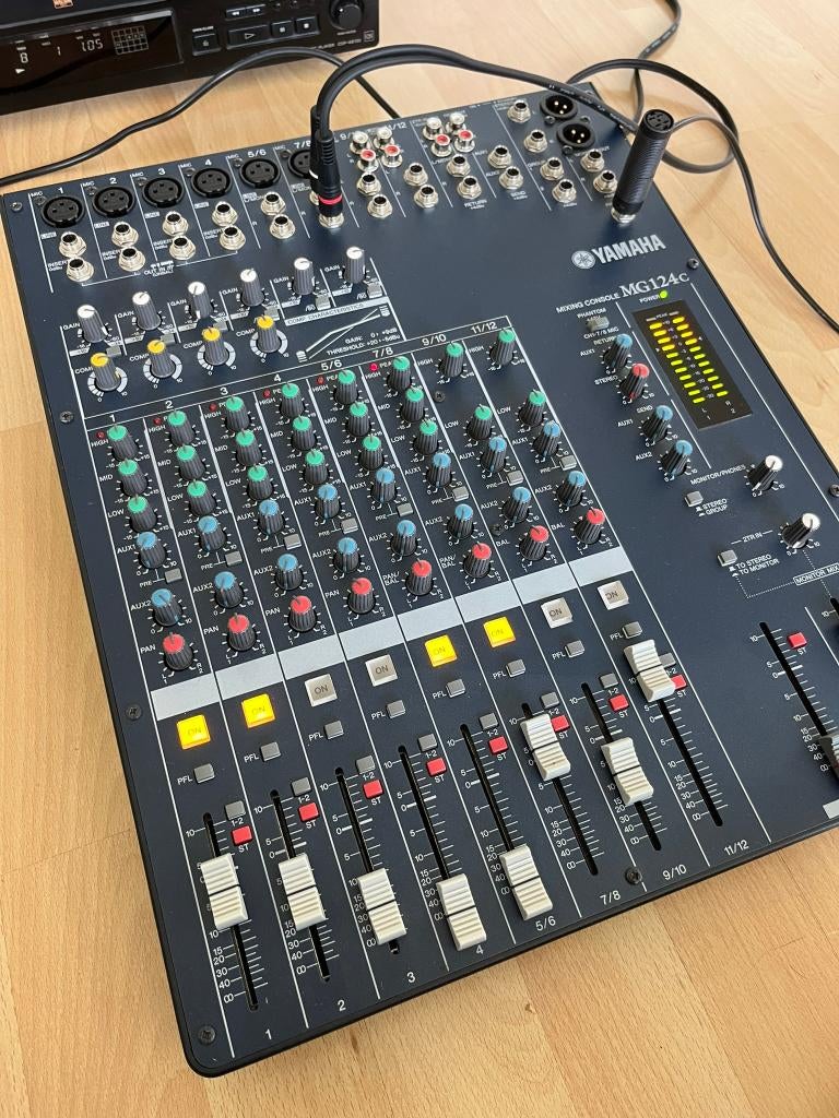 Mengpaneel Yamaha MG124c, Muziek en Instrumenten, Ophalen of Verzenden, Zo goed als nieuw, 5 tot 10 kanalen, Microfooningang