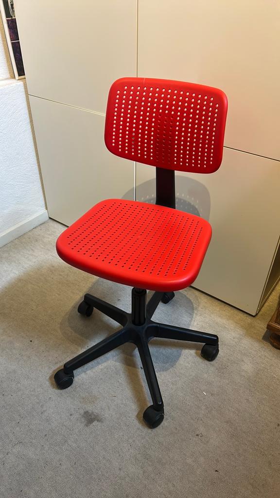 IKEA kinder bureaustoel, Huis en Inrichting, Bureaustoelen, Ophalen of Verzenden, Gebruikt, Rood, Bureaustoel
