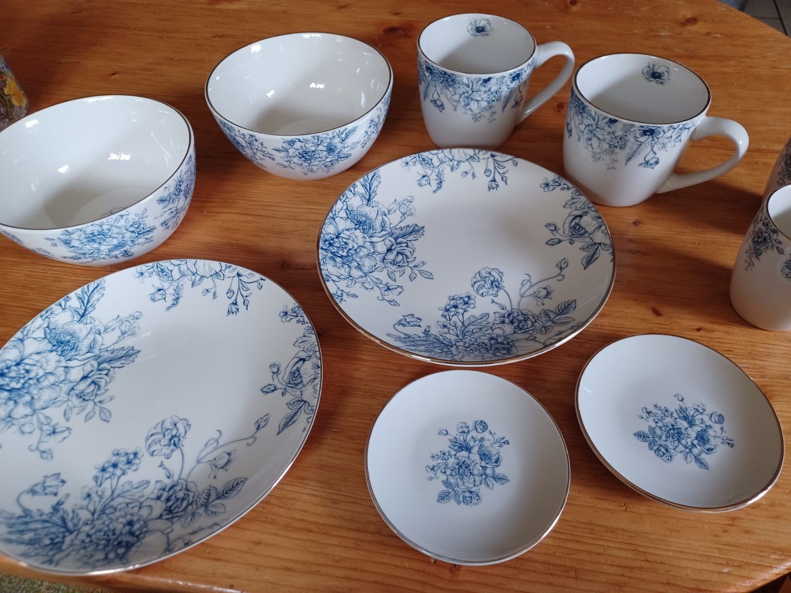Servies ah borden kom met blauw bloemmotief en gouden rand, Nieuw, Ophalen of Verzenden, Overige stijlen, Porselein