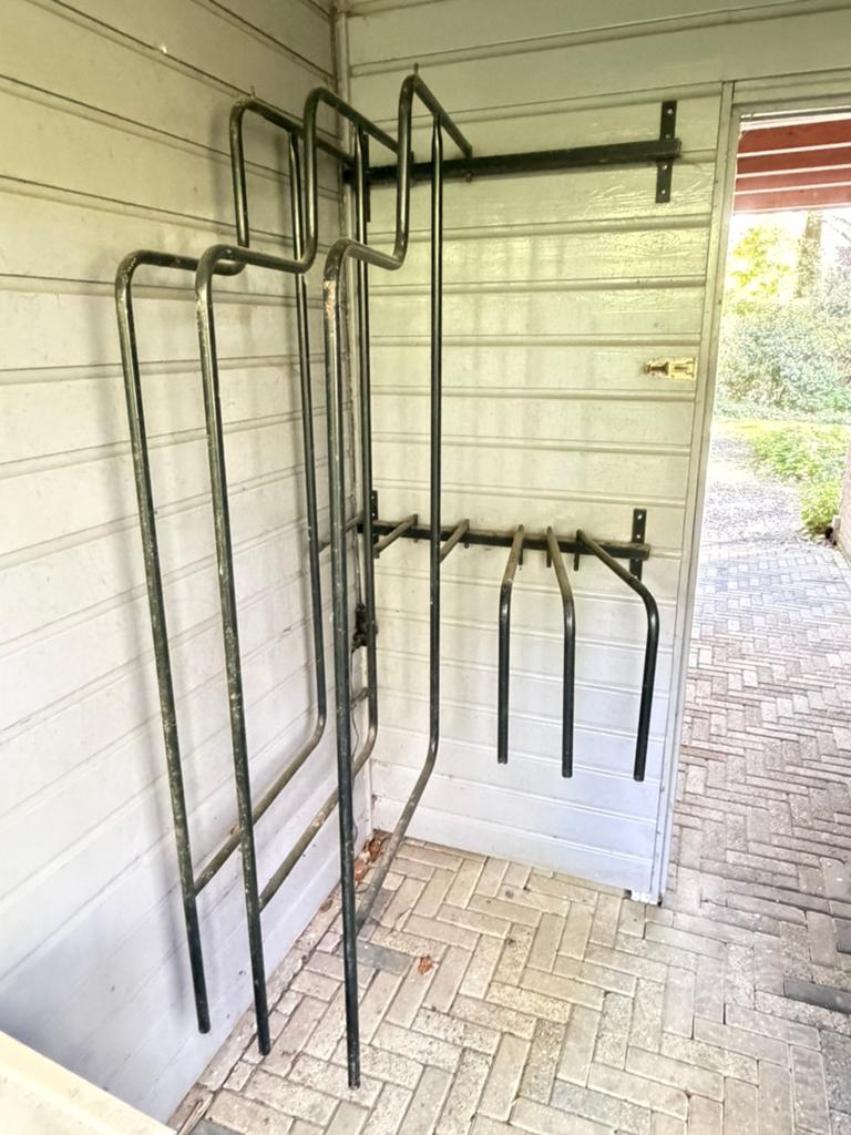 Metalen wand dekenrek voor 6 paardendekens + zadeldekjes, Ophalen, Gebruikt, Zwart