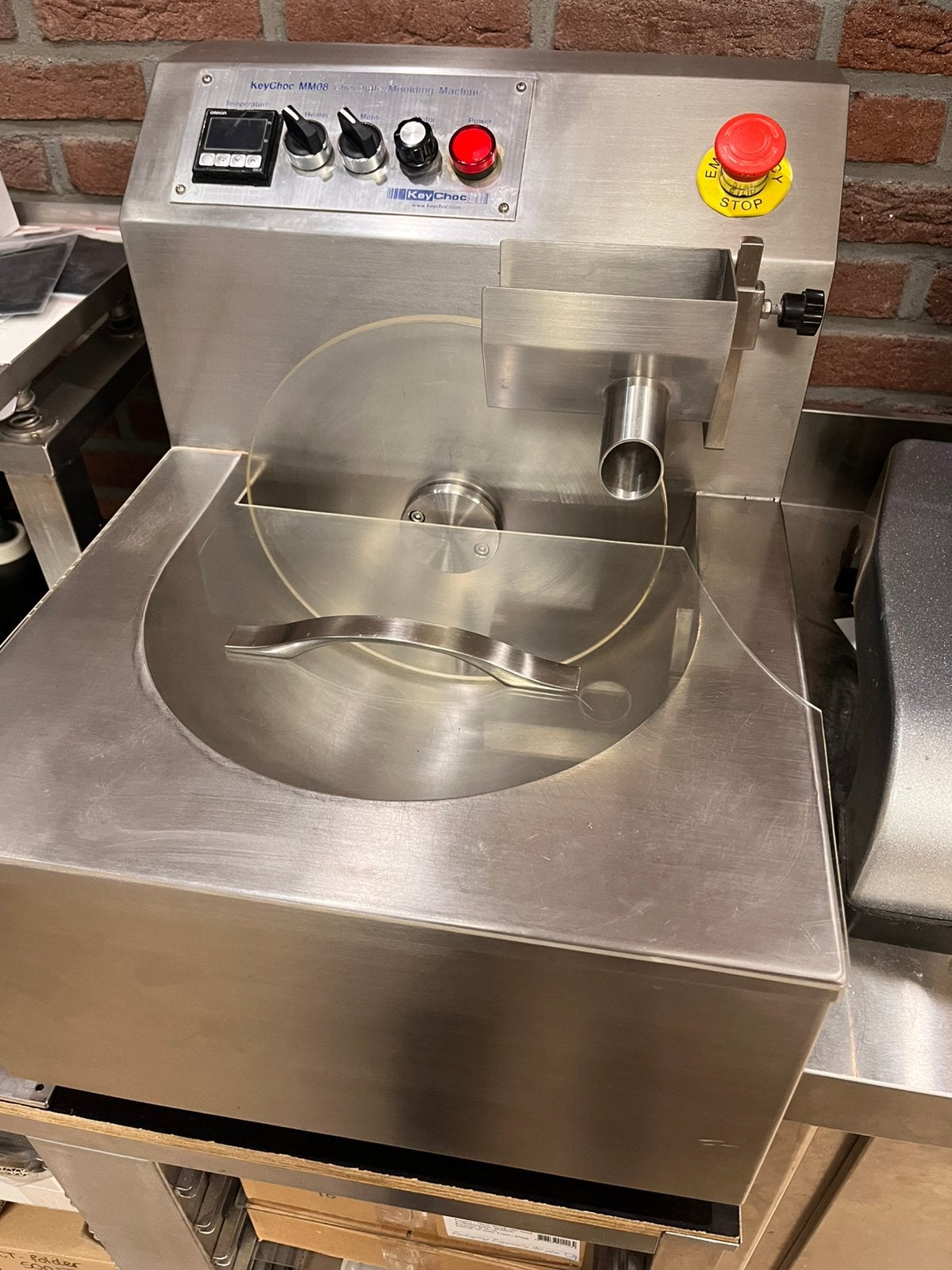 Chocolade machine 8kg + tril tafel, Ophalen, Gebruikt