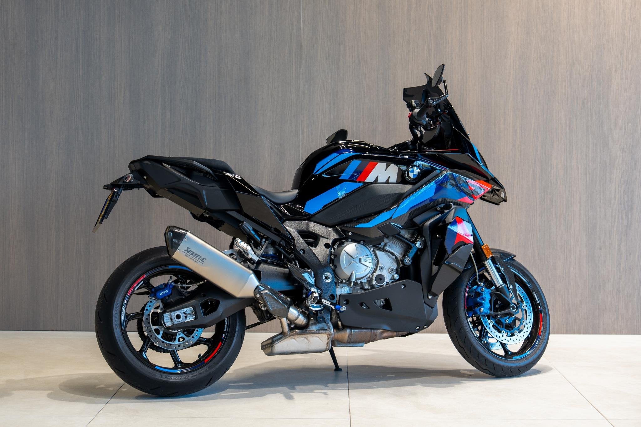 BMW M 1000 XR 2025 M Competition Carbon Akrapovic M GPS Lapt, Motoren, Einsteinlaan 5
2289 CC  Rijswijk, NL, Handvatverwarming