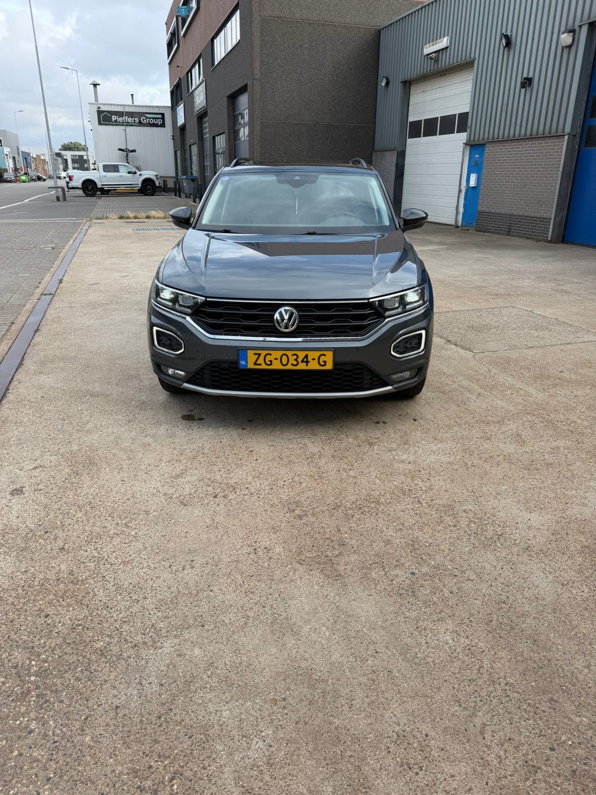 Volkswagen T-Roc 1.5 TSI 150pk 7-DSG 2019 Grijs, Auto's, Volkswagen, Stof, 1498 cc, 4 cilinders, Grijs