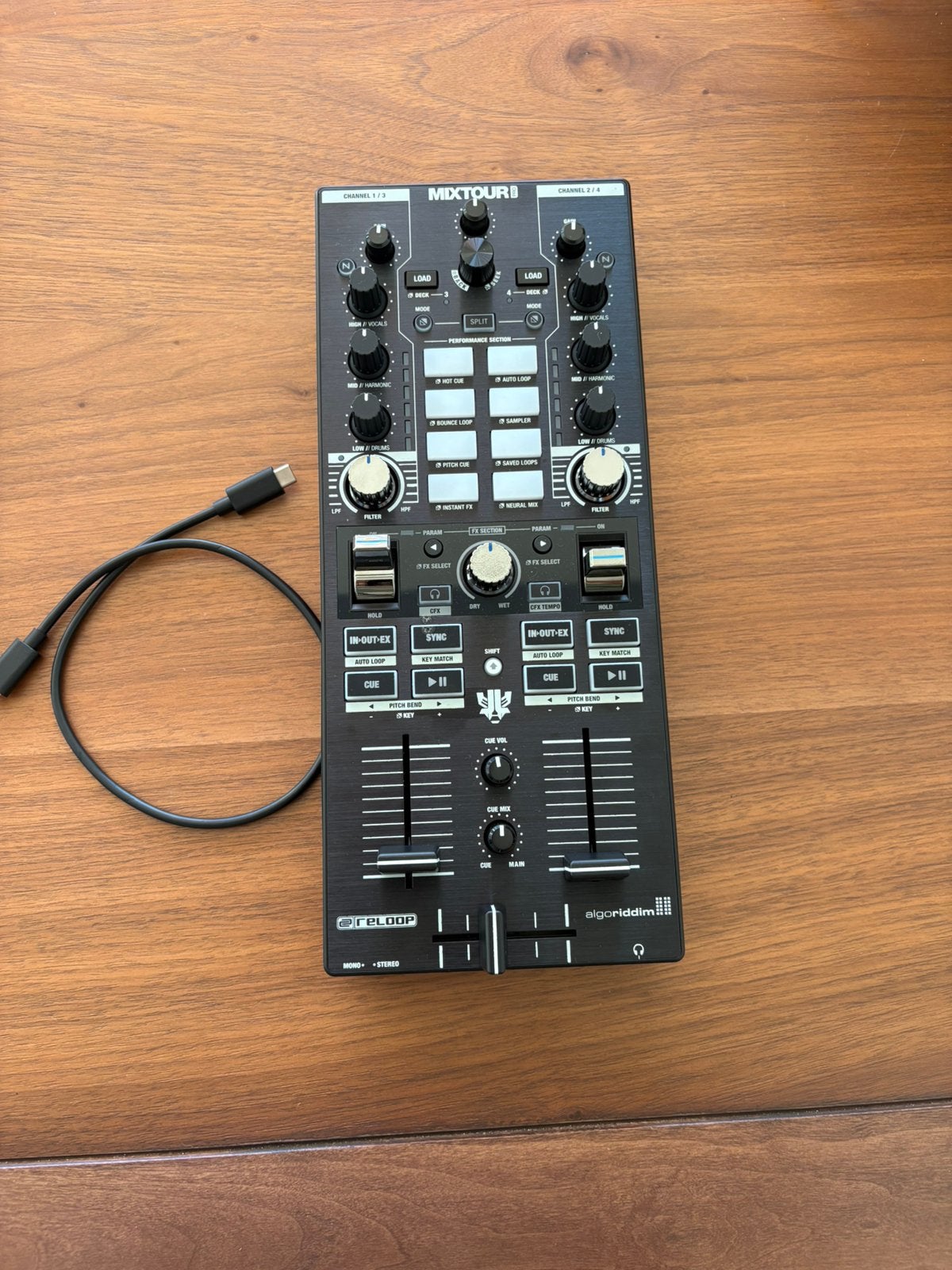 Reloop Mixtour inc org tas+decksaver 2025, Ophalen of Verzenden, Zo goed als nieuw, Minder dan 5 kanalen