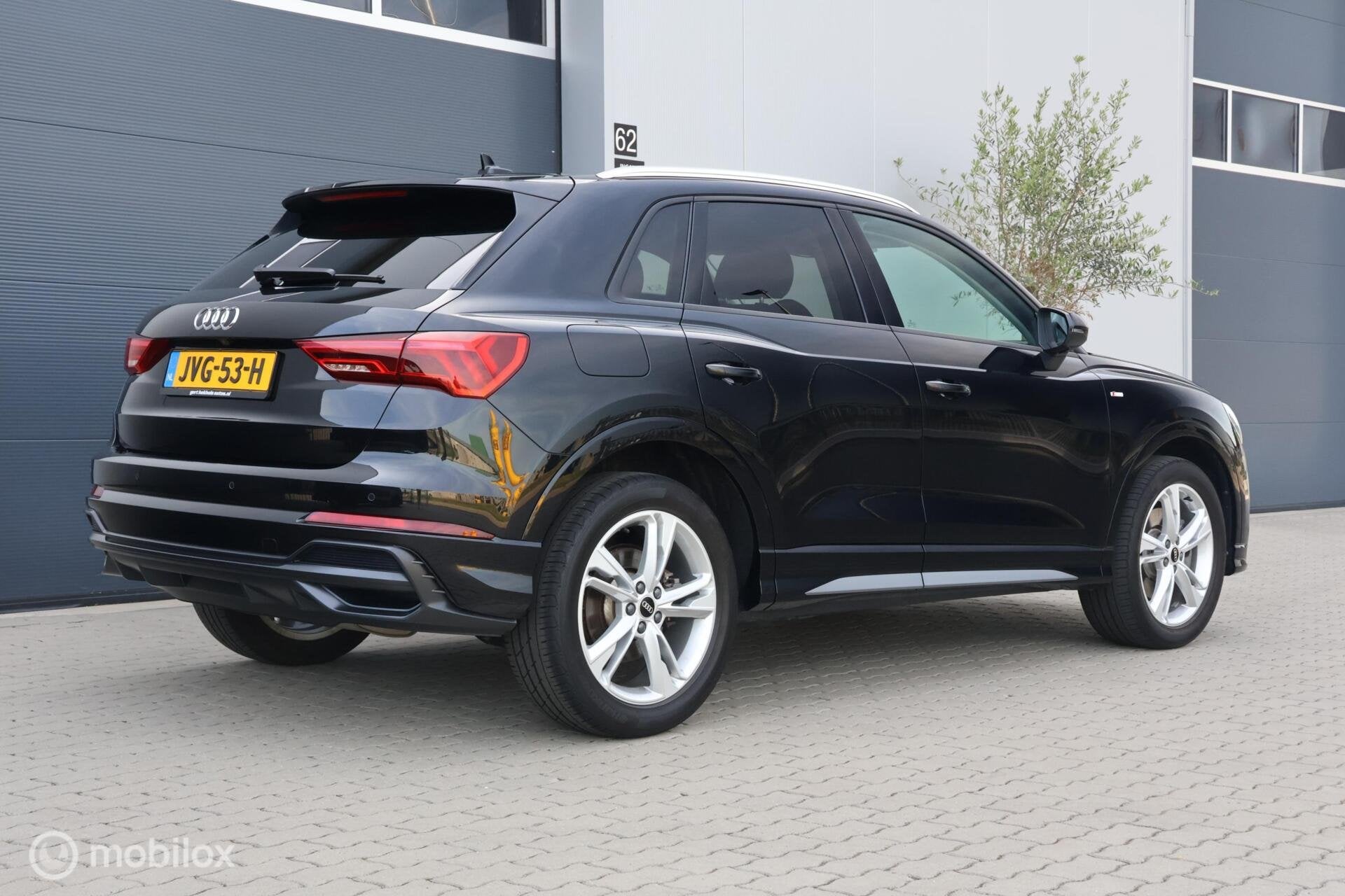 Audi Q3 45 TFSI e S-Line I Sonos I Camera I ACC | Carplay, Auto's, Stof, Gebruikt, Zwart, Zwart