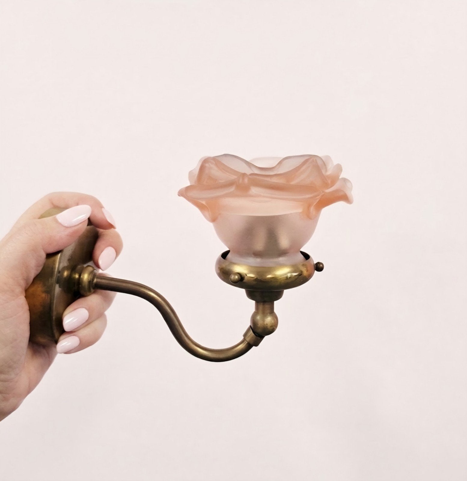 Vintage messing wandlamp met roze roos glazen kap, Ophalen of Verzenden
