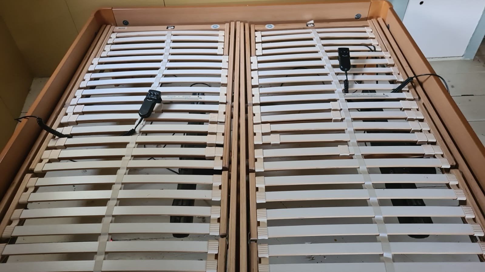 Tweepersoonsbed met verstelbare lattenbodems