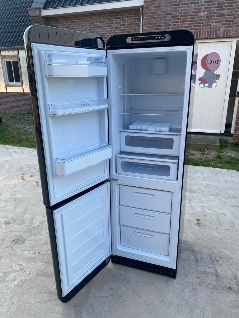 Smeg Koelkast met Aparte Vriezer - Zwart Design, Witgoed en Apparatuur, Bella, 200 liter of meer, 60 cm of meer, Met aparte vriezer