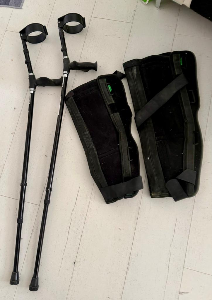 Knie brace en stokken, Ophalen, Zo goed als nieuw