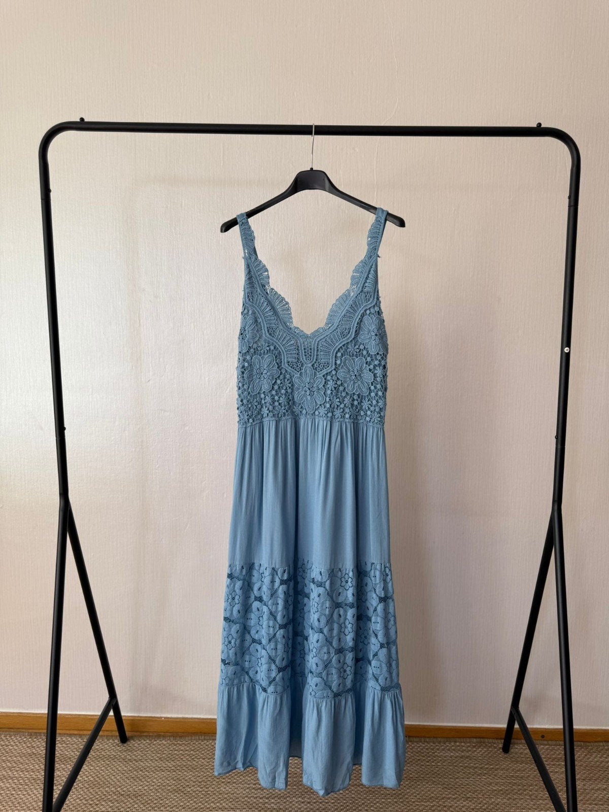 Lange blauwe jurk met kant en bloemenpatroon, Kleding | Dames, Jurken, Maat 38/40 (M), Blauw, Ophalen of Verzenden, Onder de knie