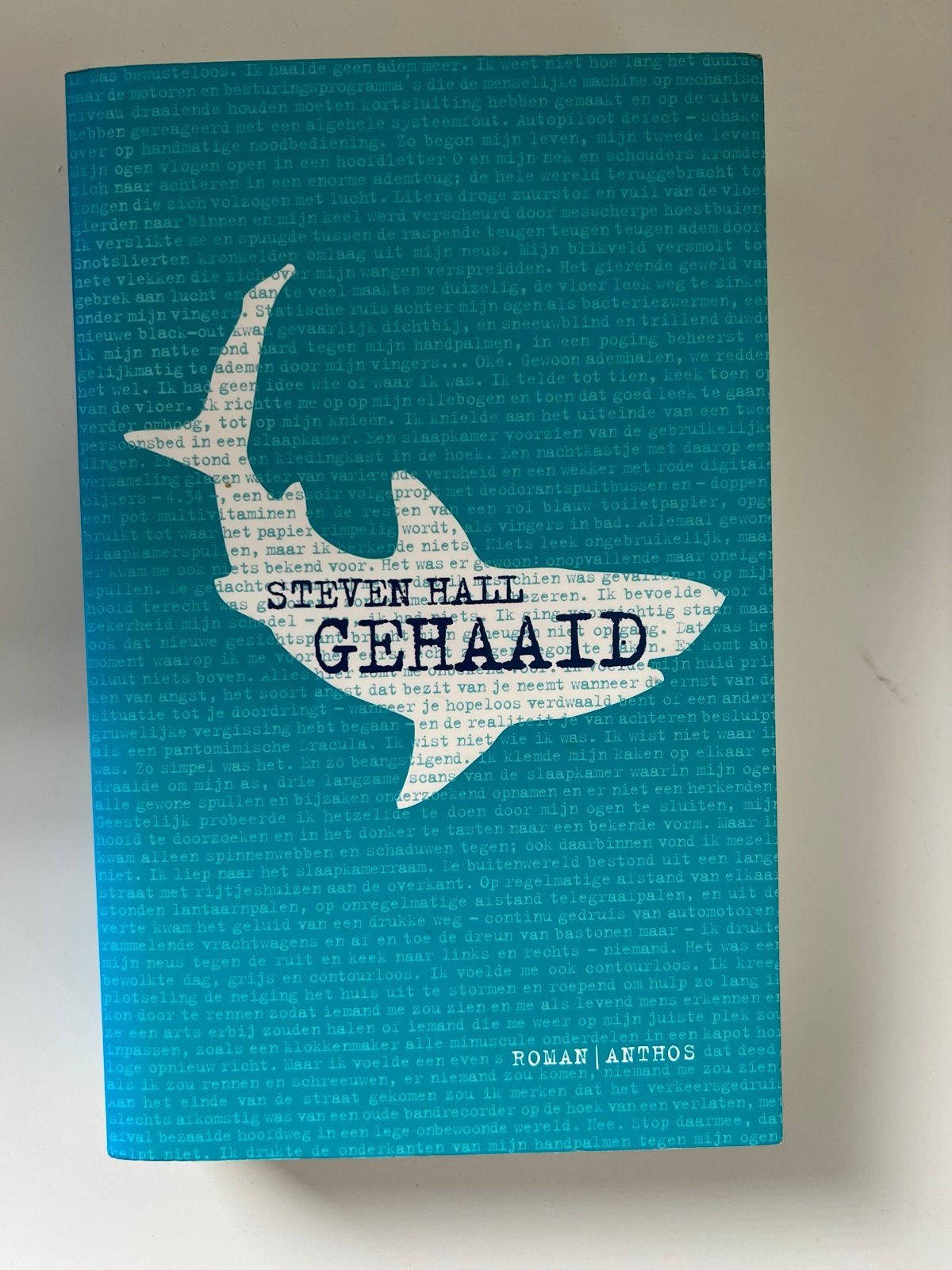 Gehaaid - Steven Hall (Roman Anthos), Ophalen of Verzenden, Zo goed als nieuw