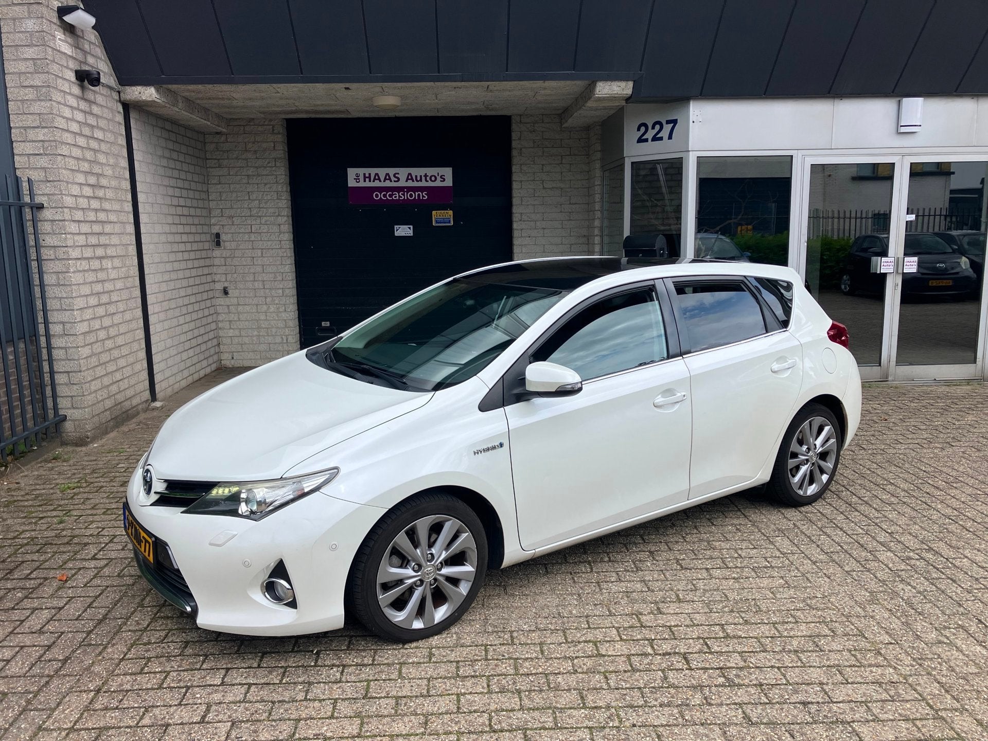 Toyota Auris 1.8 Hybrid Lease Pro / PANO DAK / DEALER SERVIC, Zwart, 4 cilinders, Leder en Stof, Wit