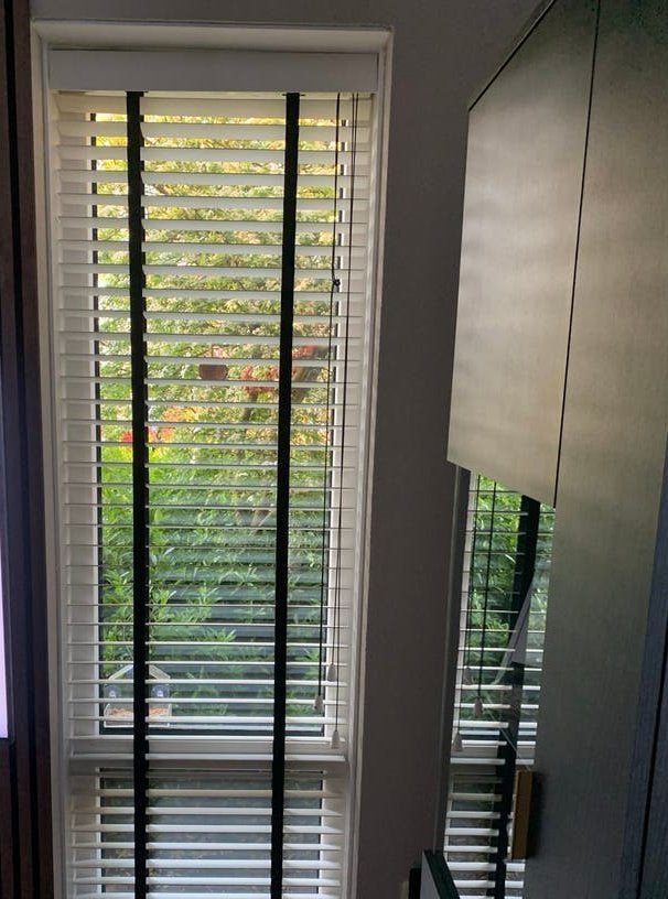 Luxaflex jaloezieën - Wit met zwarte ladderband, Huis en Inrichting, Ophalen, Jaloezie, Wit, Hout