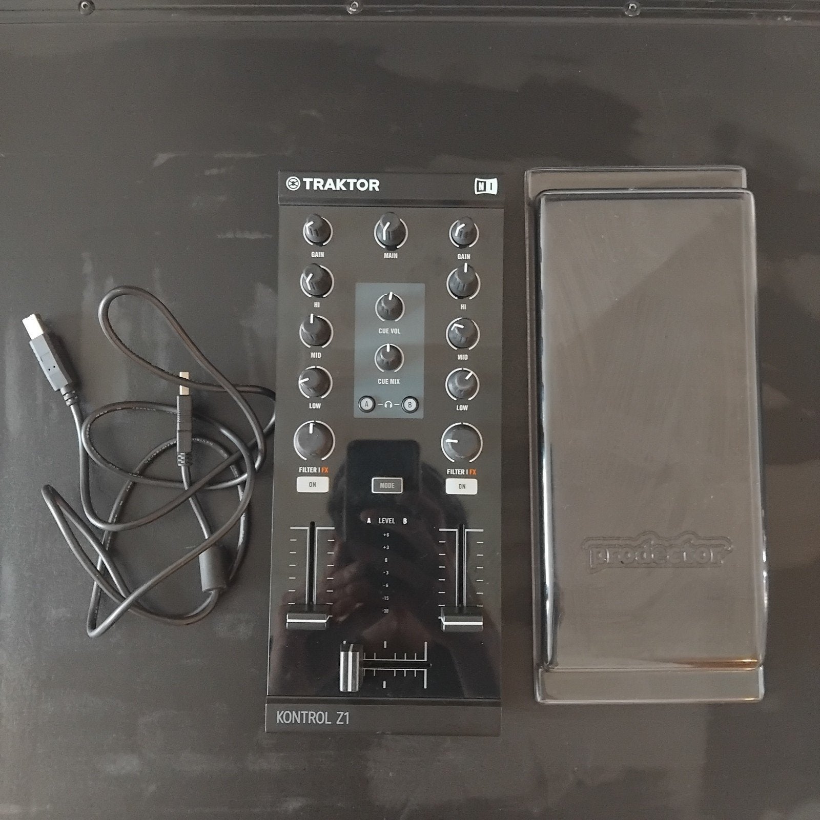 Native Instruments Traktor Kontrol Z1 + Decksaver, Ophalen of Verzenden, Zo goed als nieuw, Overige merken
