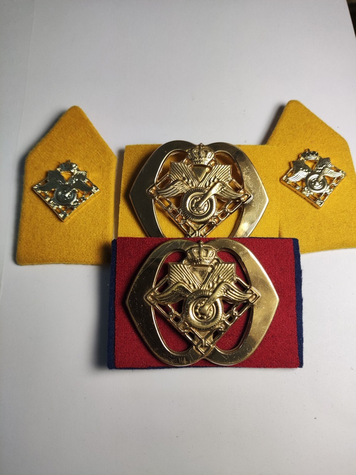 Baretembleem Bevo en Transport. Oud en nieuw., Ophalen of Verzenden, Landmacht, Nederland, Embleem of Badge