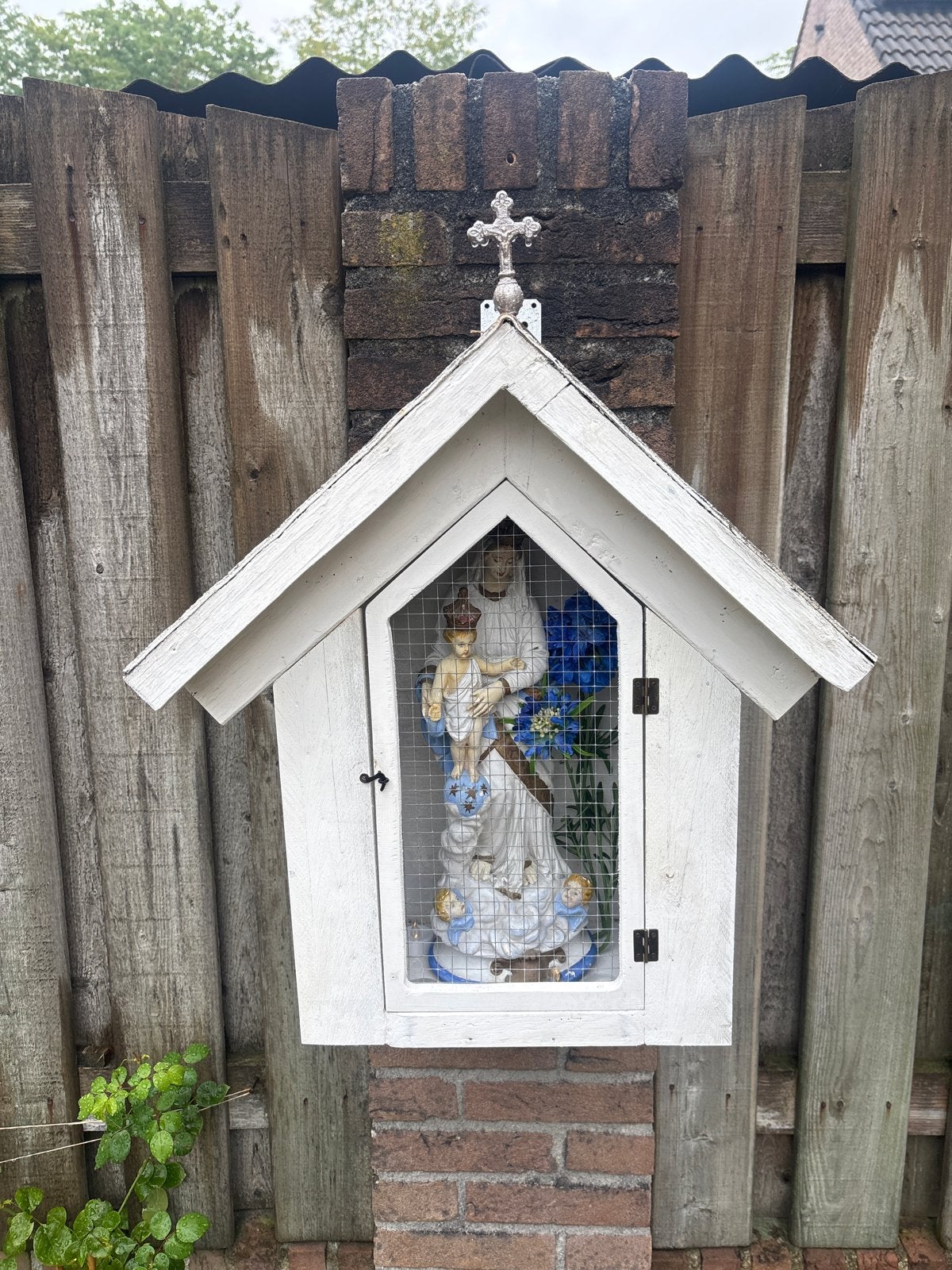 Maria en kindje Jezus beeld in houten kapel, Antiek en Kunst, Antiek | Religie, Ophalen of Verzenden