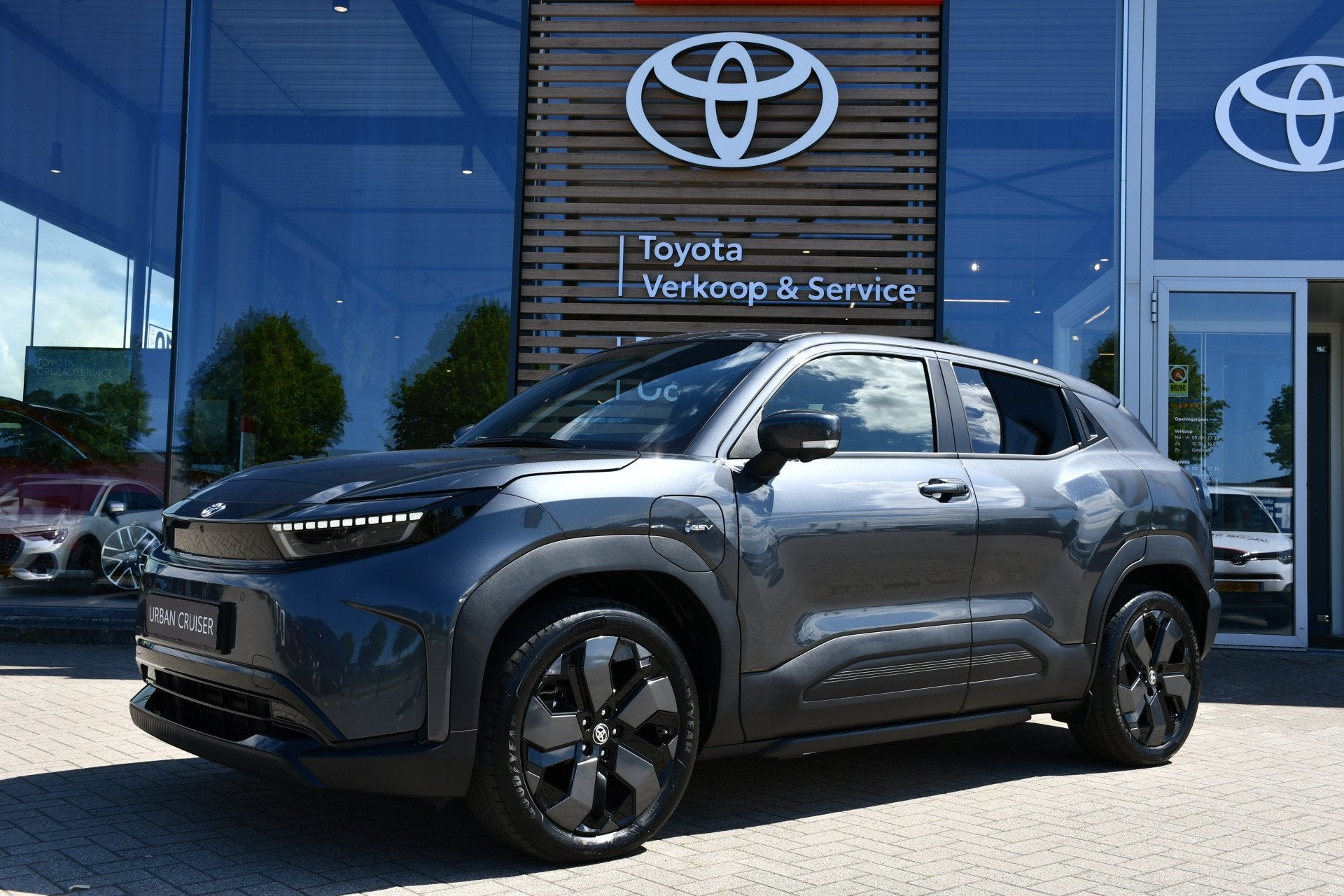 Toyota Urban Cruiser Executive 61 kWh | Nieuw | Panoramadak, Auto's, Toyota, Gebruikt, Zwart, Leder en Stof, Origineel Nederlands
