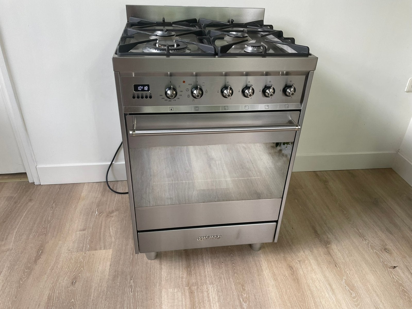 Luxe Smeg fornuis 2020 heteluchtoven, Ophalen, 4 kookzones, Zo goed als nieuw, Gas
