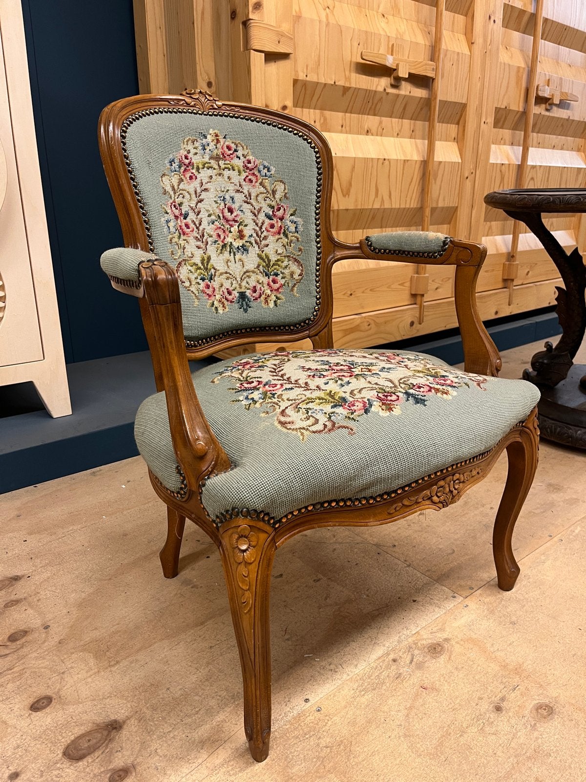 Antieke Louis XV fauteuil met geborduurd bloemenpatroon, Ophalen
