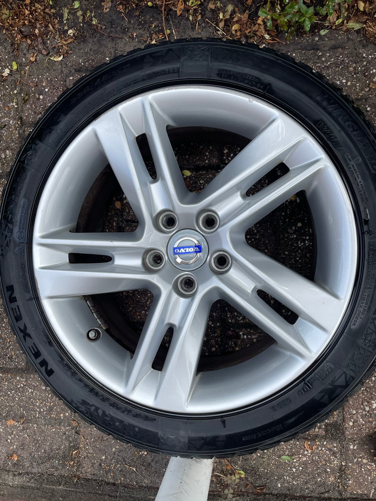 Volvo 17 inch velgen met Nexen winterbanden 235/45R17, Ophalen, Gebruikt, Banden en Velgen, 17 inch