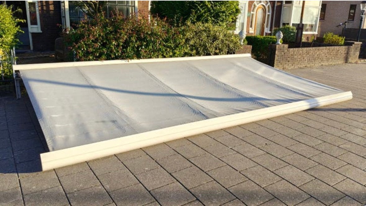 Groot grijs knikarmscherm 5,5 m x 2,9 m - elektrisch, Ophalen, Gebruikt, 450 cm of meer, Elektrisch