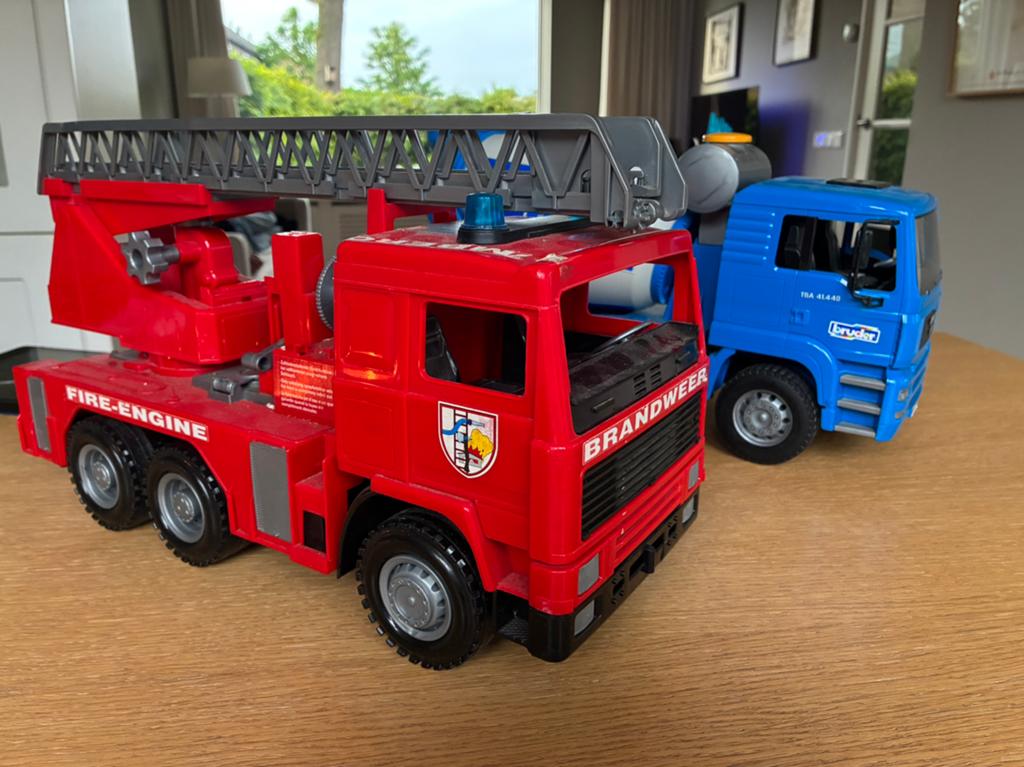 Bruder brandweerwagen en cementwagen, Kinderen en Baby's, Speelgoed | Speelgoedvoertuigen, Ophalen of Verzenden, Gebruikt