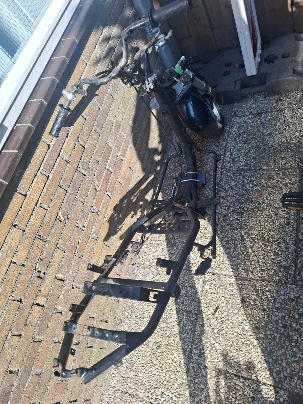 Suzuki ay 50 katana frame op geldig brom kenteken, Ophalen, Zo goed als nieuw, Suzuki