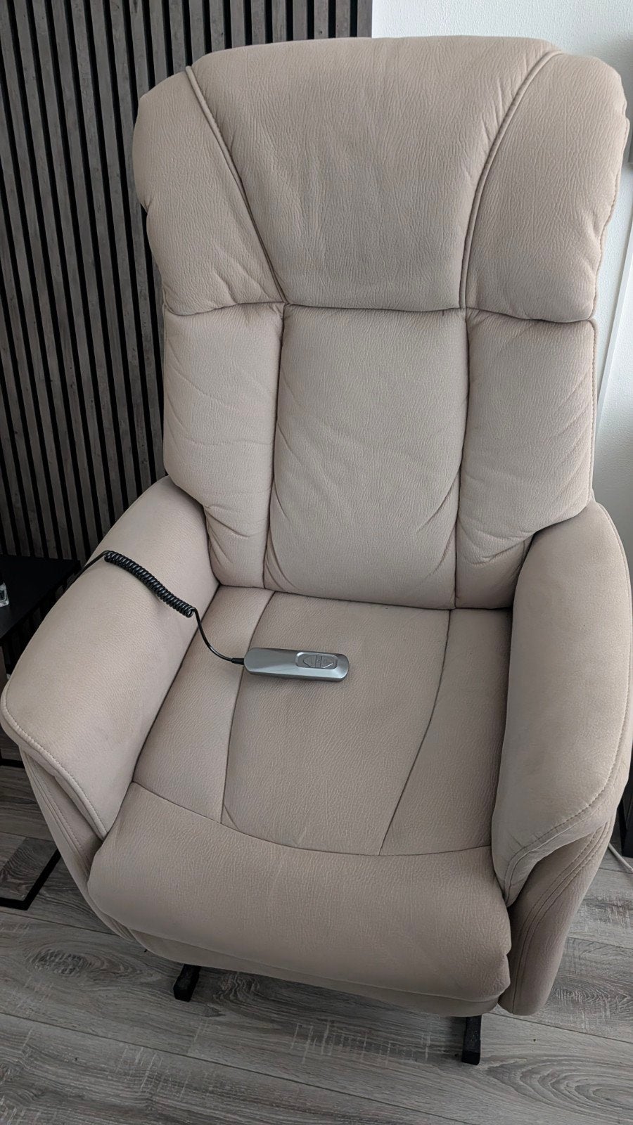 Comfortabele relaxfauteuil / sta-op stoel, Ophalen, Modern, Comfort, 75 tot 100 cm, Zo goed als nieuw